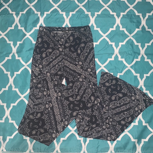 Fashion Nova - Flared Pants - Picture 1 of 2